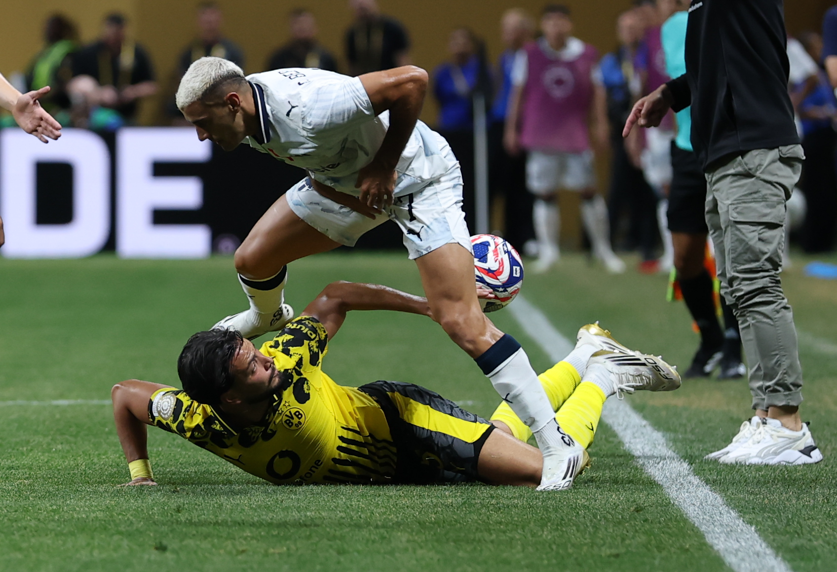 包含多特蒙德发布备战花絮，赛前遗憾出局，西甲任务艰巨，赛程密集仍需轮换的词条